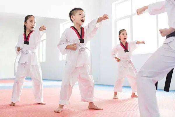 这间跆拳道馆暑假班招生了 三重福利 送大礼包 暑假就带小孩去学跆拳道
